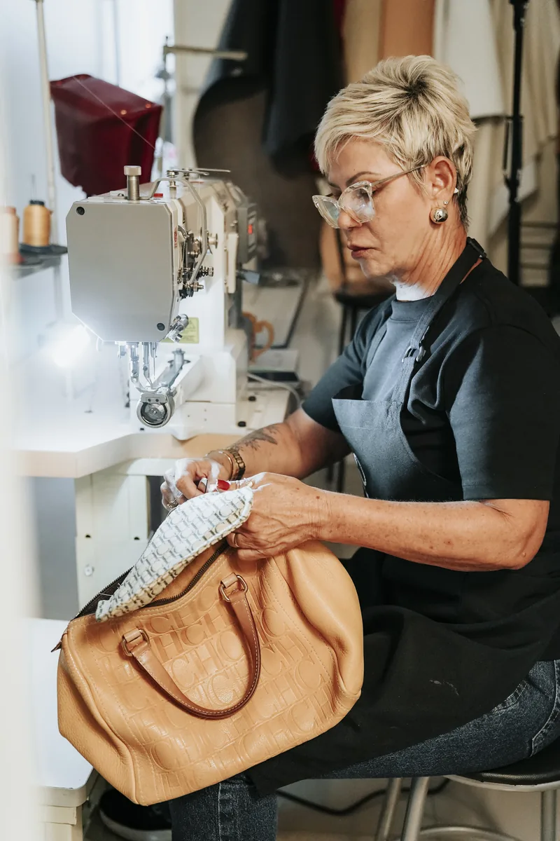 Artesã do Atelier trabalhando na estrutura de uma bolsa