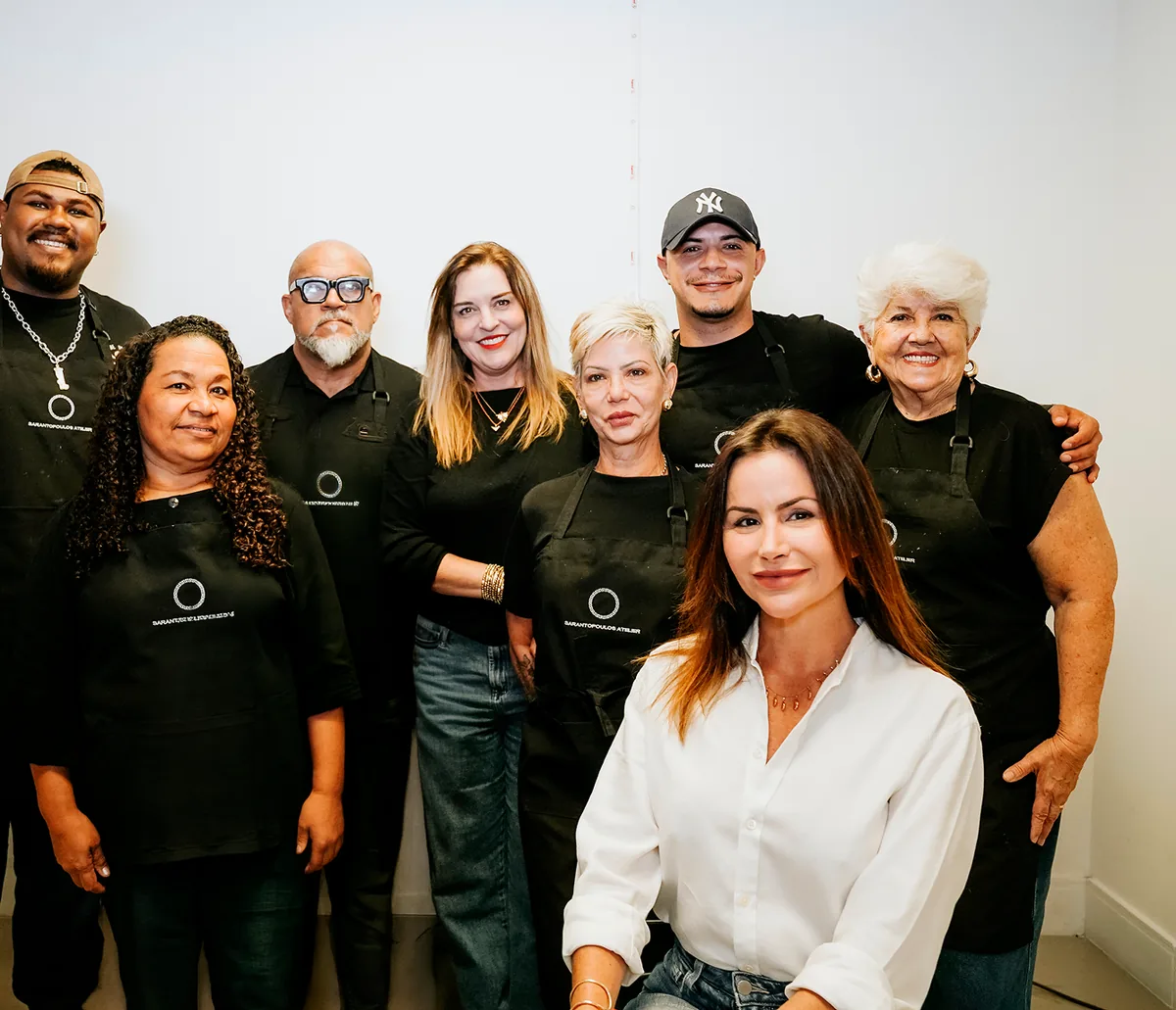 Equipe do Sarantopoulos Atelier reunida no ateliê, com Nicole Sarantopoulos à frente